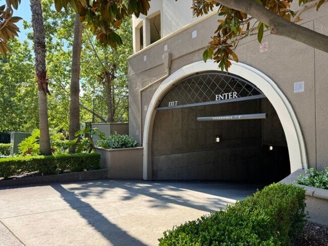 Foto del edificio - Beautiful 1 bedroom, 1 bath condo downtown Walnut Creek.  In-unit washer & dryer!