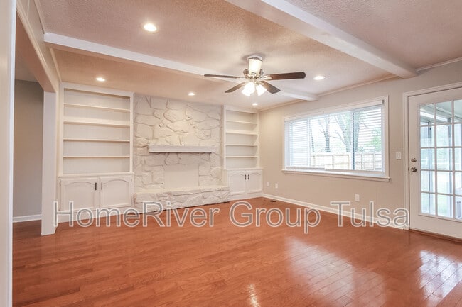 Building Photo - 705 Meadowood Dr