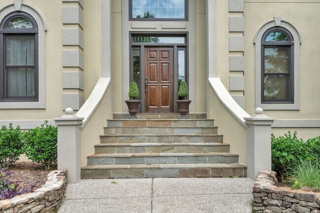 Building Photo - Stunning Fully Furnished 4BE/3.5BA home in...
