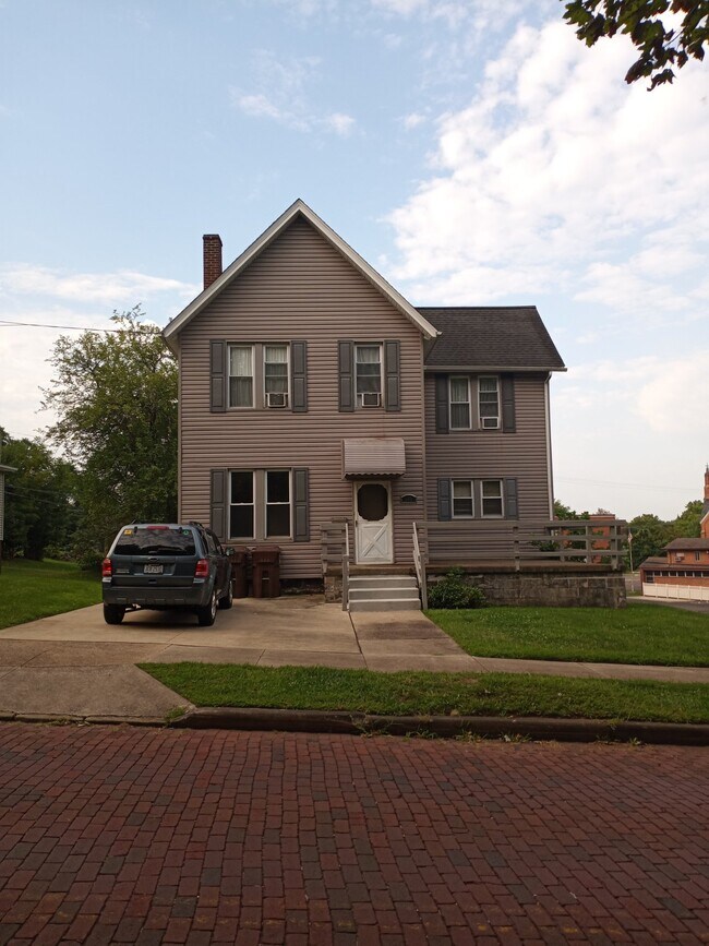 Building Photo - 445 Oak Ave SE