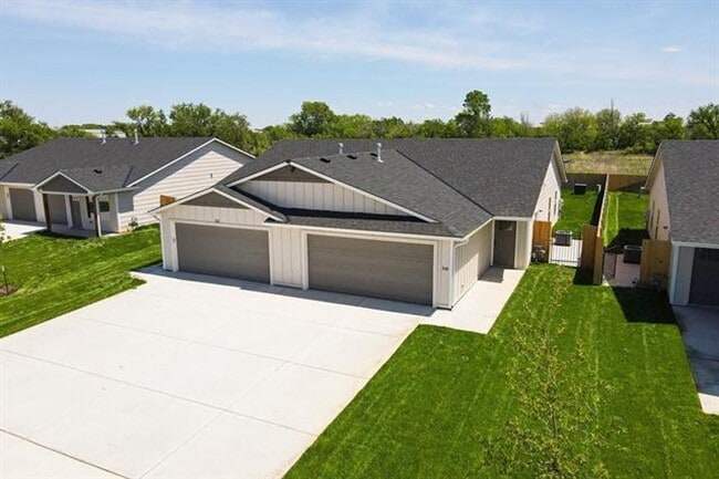 Building Photo - 518-520 W. 50th Ct. S.