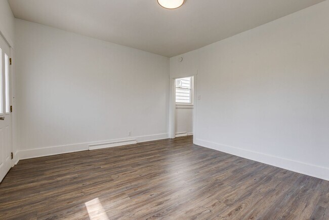 Foto del edificio - Available NOW - Spacious 2 Bedroom Home Mi...