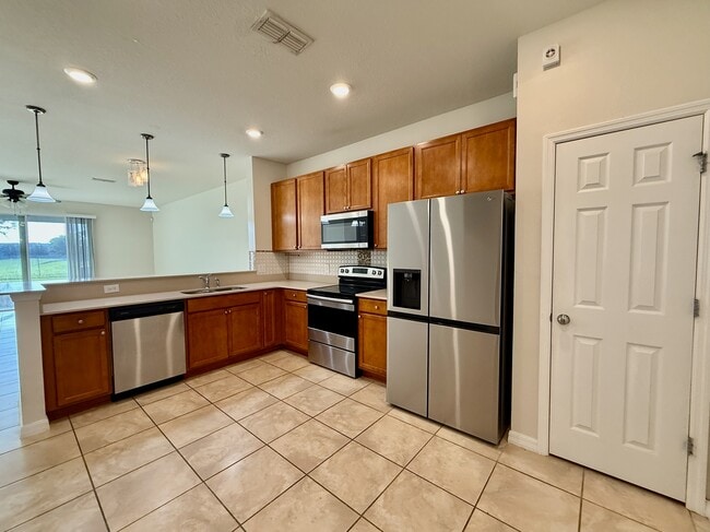 Building Photo - 3977 Plainview Dr