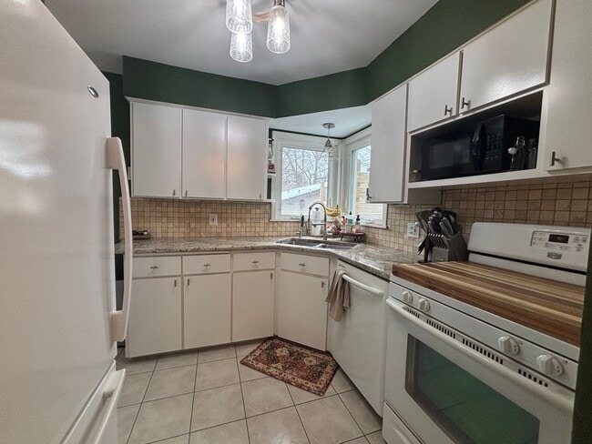 Building Photo - Storybook Bungalow with Beautiful Grounds