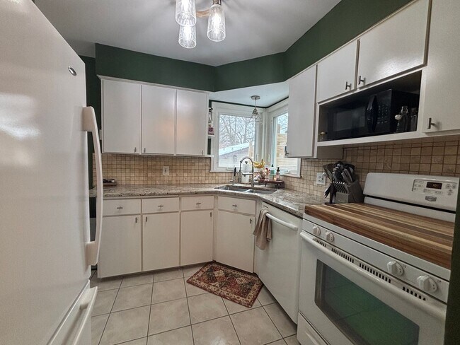 Foto del edificio - Storybook Bungalow with Beautiful Grounds