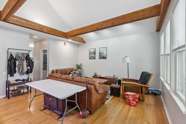 Building Photo - 2443 N Greenview Ave