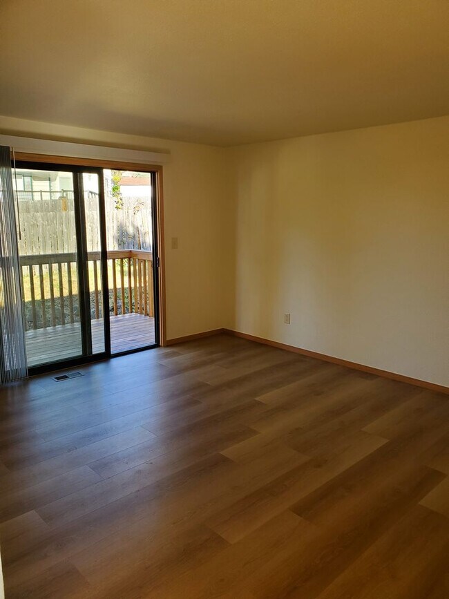 Foto del edificio - Beautiful 2 Bed 1.5 Bath 2 Story Duplex in...