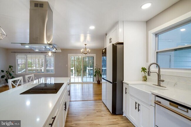 Foto del edificio - 8722 Falkstone Ln