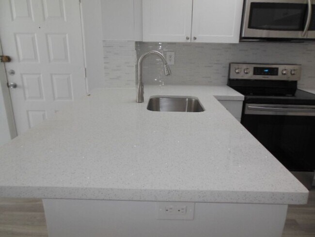 Foto del edificio - ONE BEDROOM ONE BATHROOM! WATERFRONT COMMUNITY!