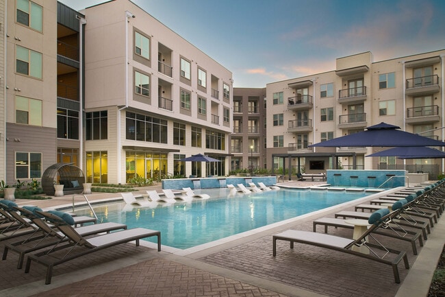 Building Photo - Caroline Eastside