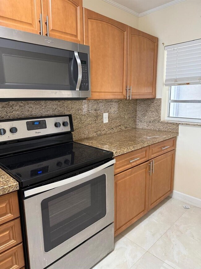 Building Photo - 9420 Poinciana Pl