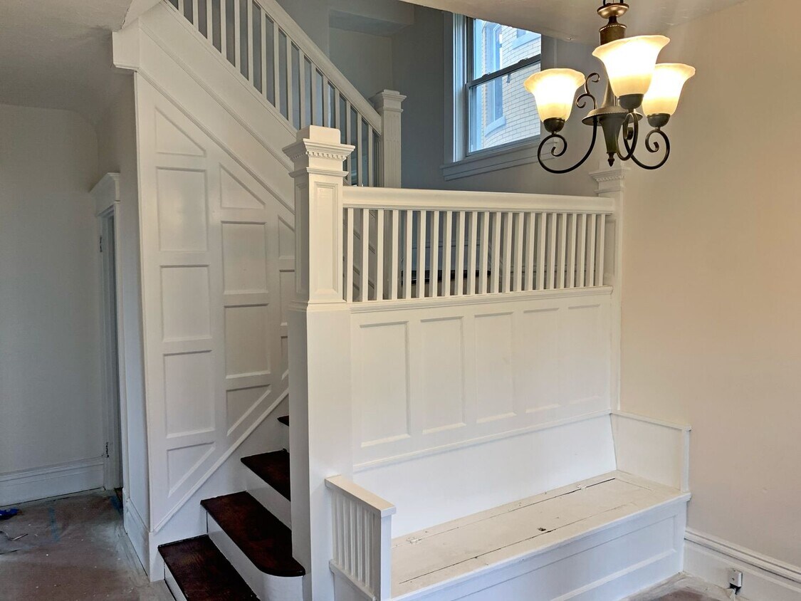 Foto principal - Huge fully renovated 4 bedroom/2.5 bath! M...