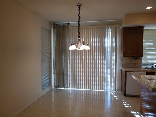 Building Photo - Coveted Single Story Beauty in the Parkway