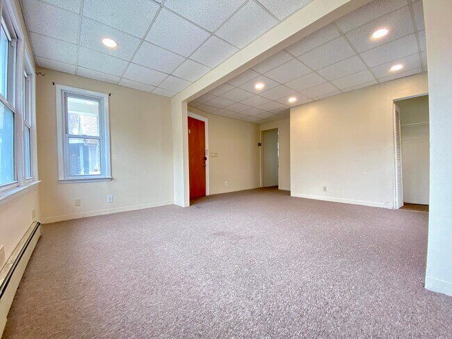 Large Living Room Sun Room - 22411 92nd Rd