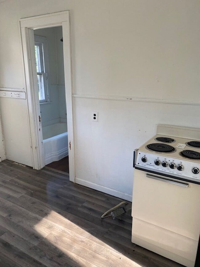 Building Photo - 2 Bedrooms, 1 Bathrooms Single Family Home...