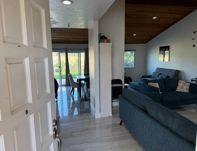 Building Photo - 1490 Sierra Madre Dr