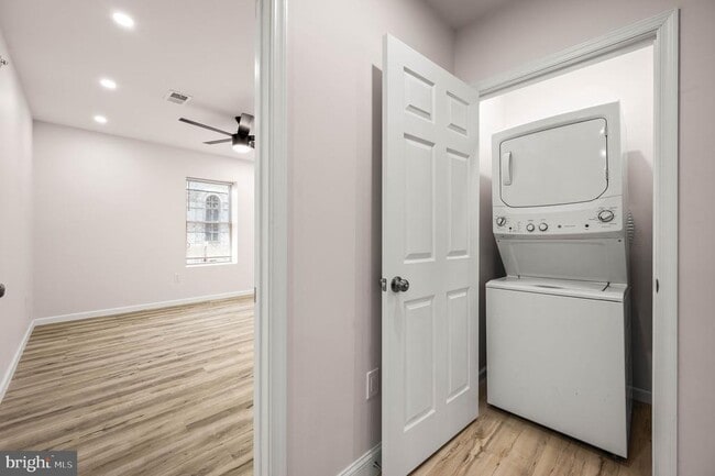 Building Photo - 437 W Girard Ave