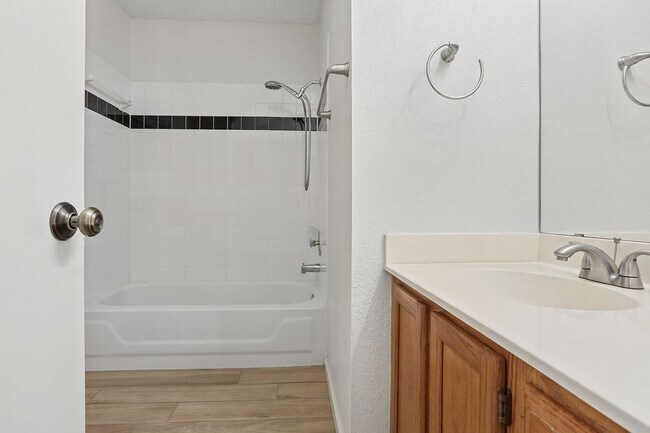 Building Photo - 15301 Ecorio Dr