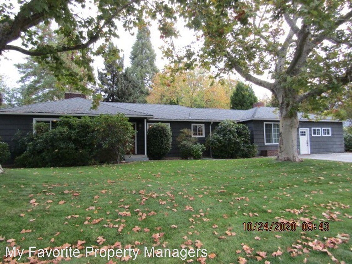 3 br, 2.5 bath House 2133 E. Jackson Street House Rental in Medford