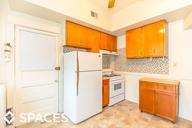 Building Photo - 3611 N Greenview Ave