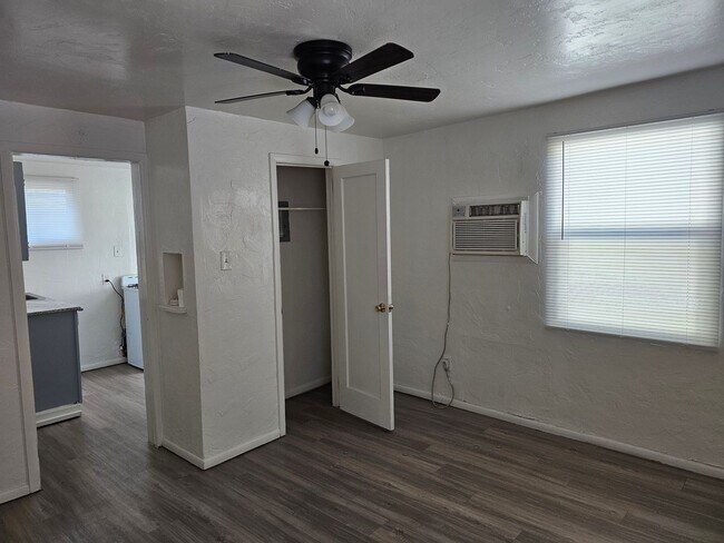 Foto del edificio - 1380 N Country Club Rd