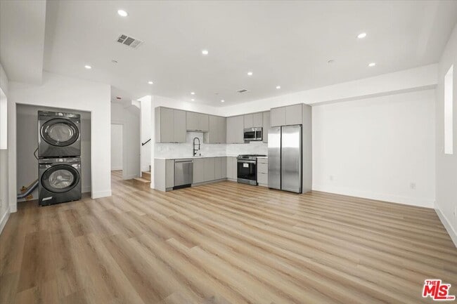 Building Photo - 912 N Hudson Ave