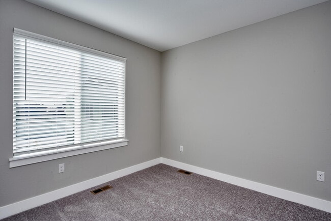 Building Photo - Creekline Townhomes