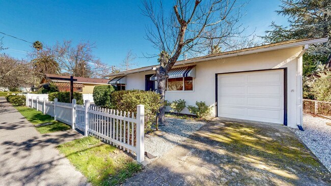 Building Photo - Delightful 2 Bedroom 1 Bath Unit with 1 Car Garage