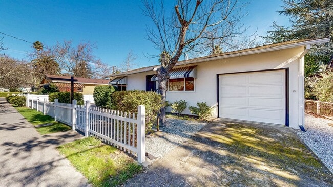 Foto del edificio - Delightful 2 Bedroom 1 Bath Unit with 1 Car Garage