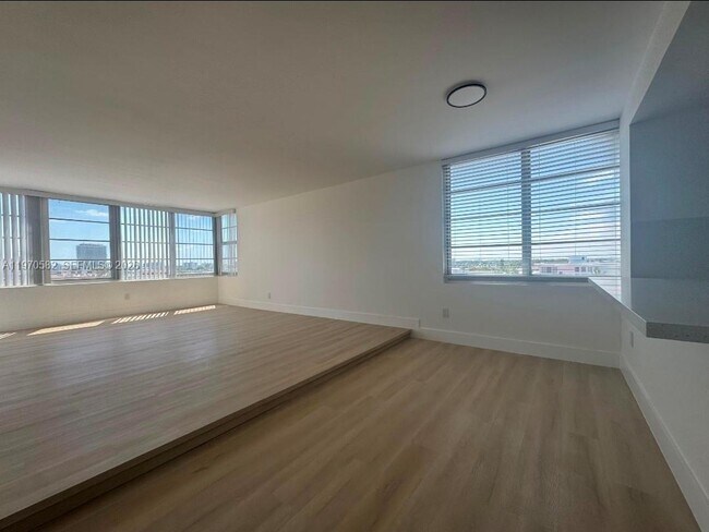 Foto del edificio - 8000 Harding Ave