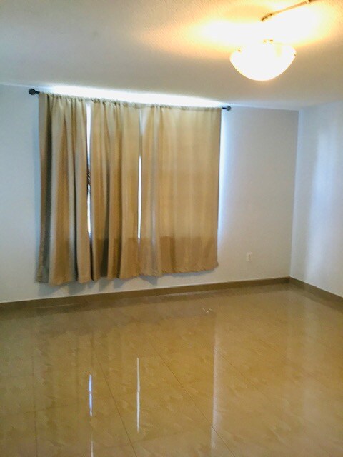 Building Photo - 9250 W Bay Harbor Dr