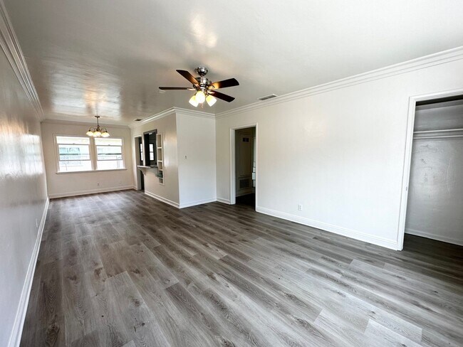 Foto del edificio - 379 E 17th St