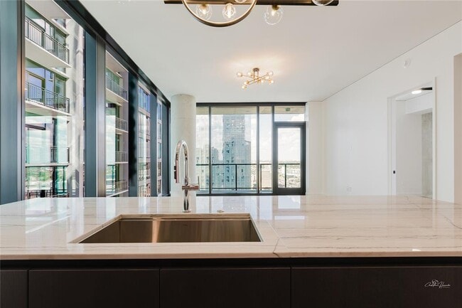 Building Photo - 610 Davis St