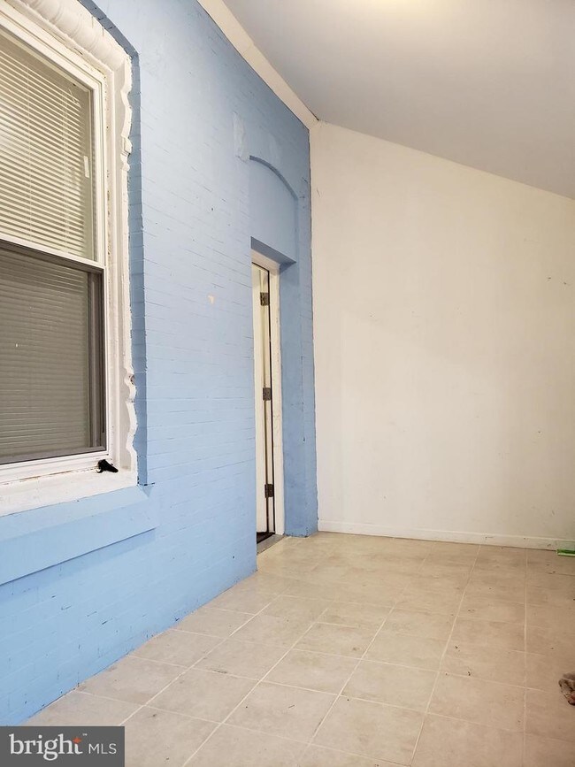 Building Photo - 1221 S 49th St