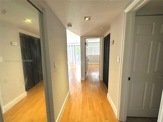 Foto del edificio - 7701 N Kendall Dr