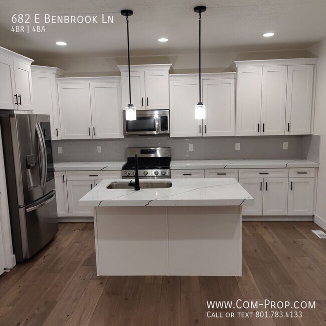 Building Photo - 682 E Benbrook Ln