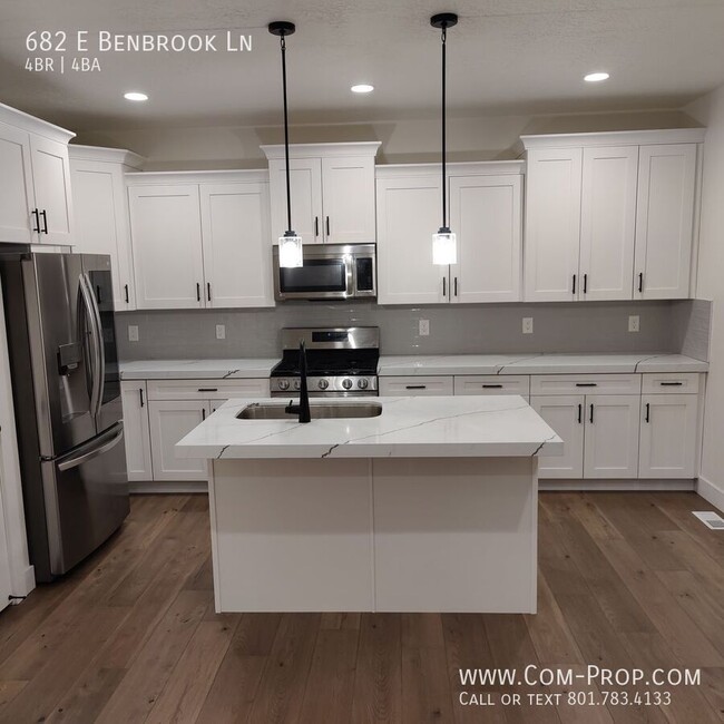 Building Photo - Beautiful-Pristine 4 Bedroom Condo for Ren...