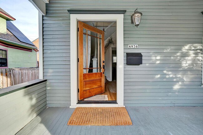 Foto del edificio - Spacious, historic 3-bdrm/1.5-bath home in...