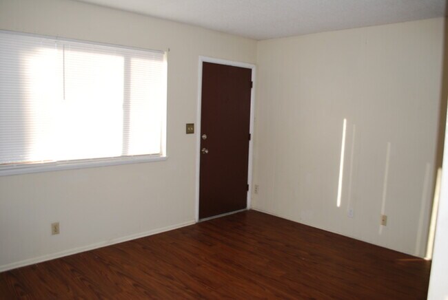 Building Photo - Charming Duplex Unit Near NNU!