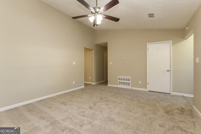 Building Photo - 6016 Castlegate Dr