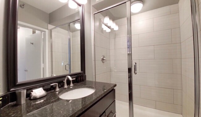 Foto del edificio - 245 E Ohio St