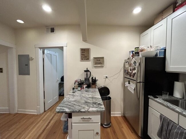 Building Photo - 1 bedroom in Chicago IL 60625