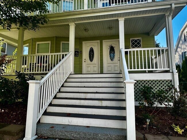 Building Photo - 253 Brown St