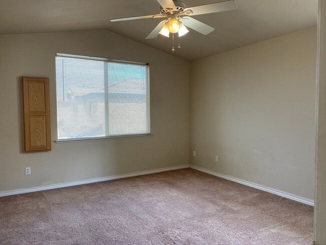 Building Photo - Spacious 3 bedroom, 2.5 bath home in  Gate...