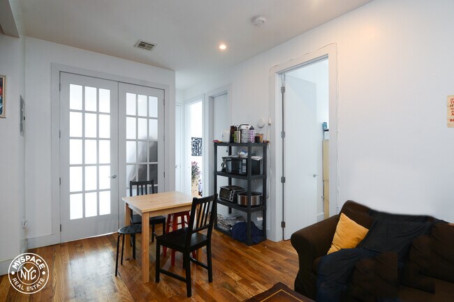 Foto del edificio - 54 Lewis Ave