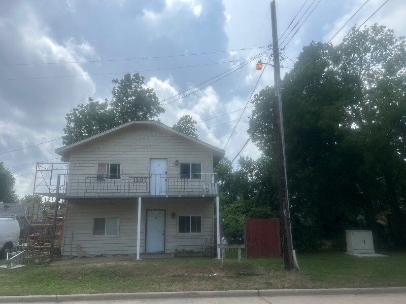 Building Photo - 1207 N Ross Ave
