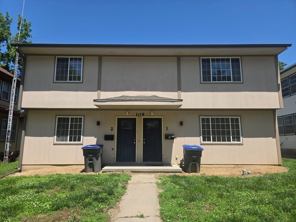 Updated 2 Bedroom Townhome Available Now! - Updated 2 Bedroom Townhome Available Now!