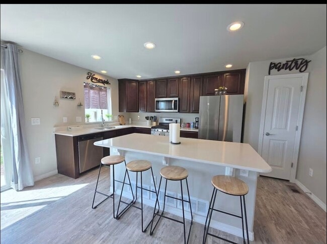 Foto del edificio - 6784 Skuna Dr