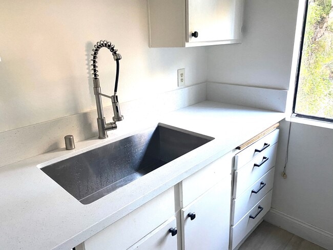 Kitchen - 2480 Penmar Ave