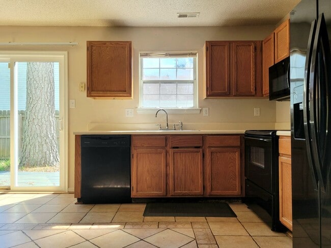 Building Photo - 4 bed single home near Fort Eustis for rent